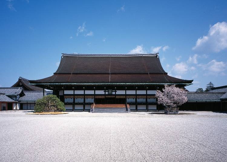 Highlight 2: The "Shishin-den" Ceremonial Hall and its Traditionally Crafted Roof