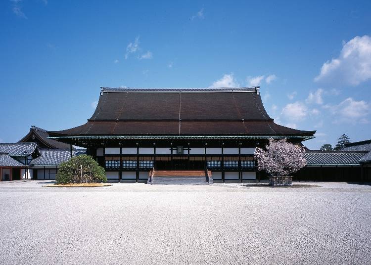 見どころ２：伝統技法で作られた屋根の「紫宸殿」