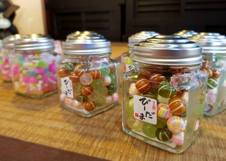 Colorful Kyo-ame in glass jar 390 yen (tax included)（C）Ureshinatsukashi Koshiya