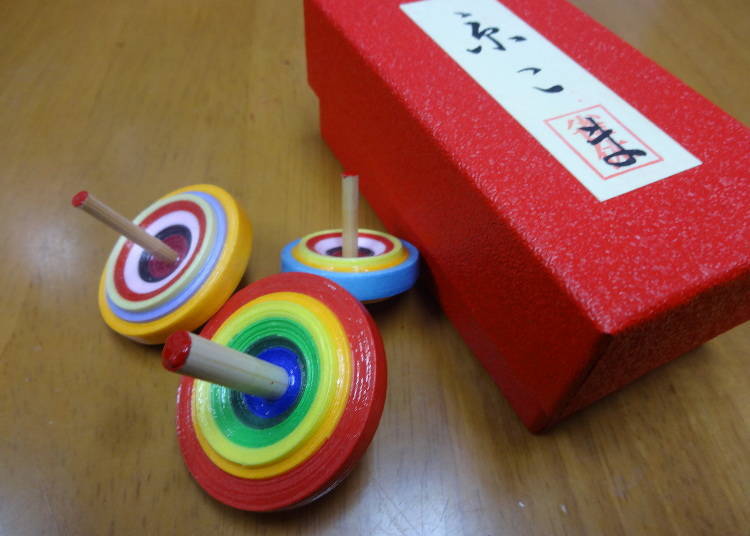 The pack of three different sizes of Kyo-koma is a perfect souvenir. "Large-Medium-Small Kyo-koma Box" 1836 yen (tax included) （C）Jakkyu