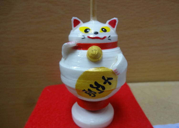 縁起のいい「招き猫のこま」2,160円（税込）（C）雀休