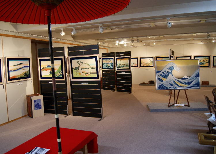 絞り染めの作品が展示されているミュージアム　（C）京都絞り工芸館