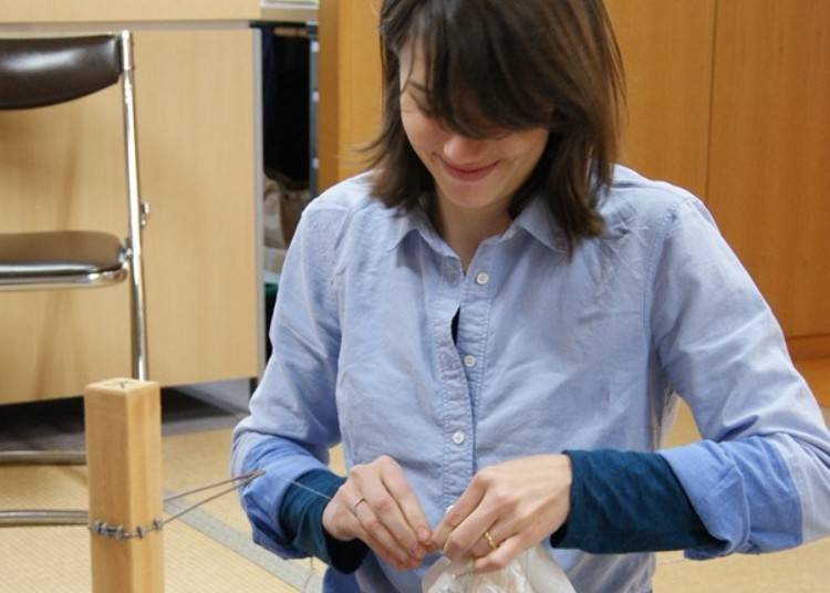 袱紗コースの体験で、伝統技術も体験できます　（C）京都絞り工芸館