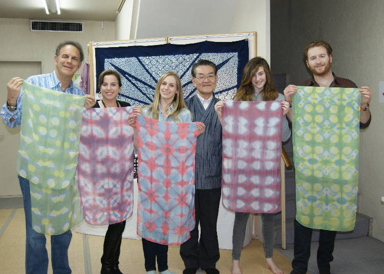 板式絞染是將板子夾住絲巾，再予以染色 (C)京都絞染工藝館