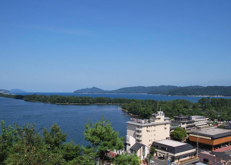 Enjoy a view of Amanohashidate and the sea from the guest rooms through the seasons.