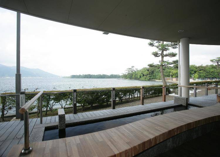 Nakatsukuni Footbath, with a clear view of Amanohashidate