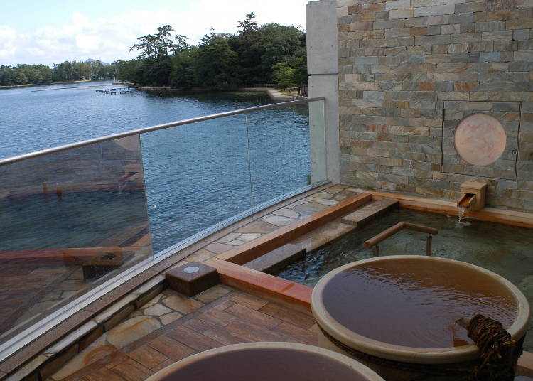 露天の壺湯、　天照（あまてらす）の湯