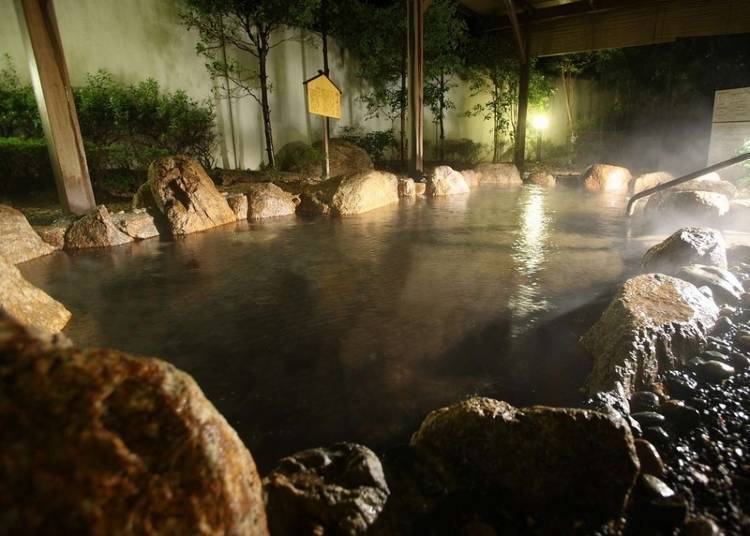 露天浴池是充满情趣的岩石浴池
