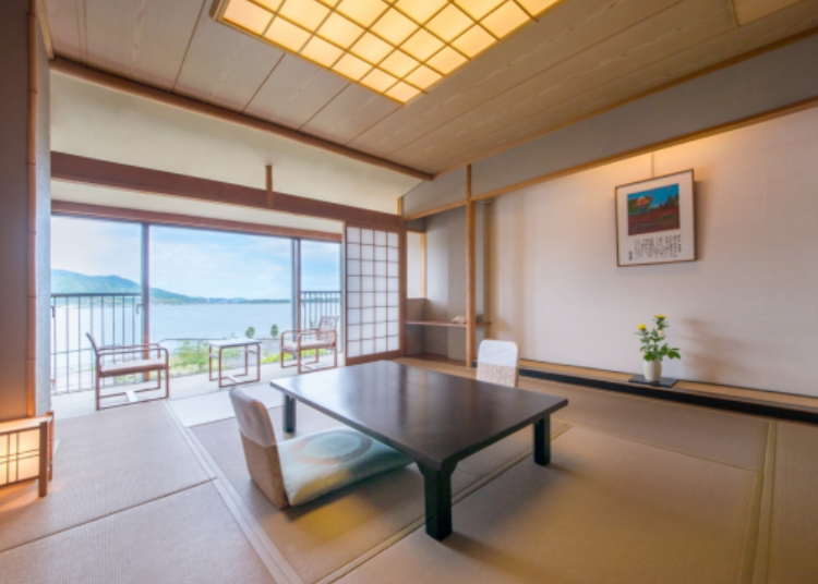 铺着榻榻米、带有日本风情的日式客房