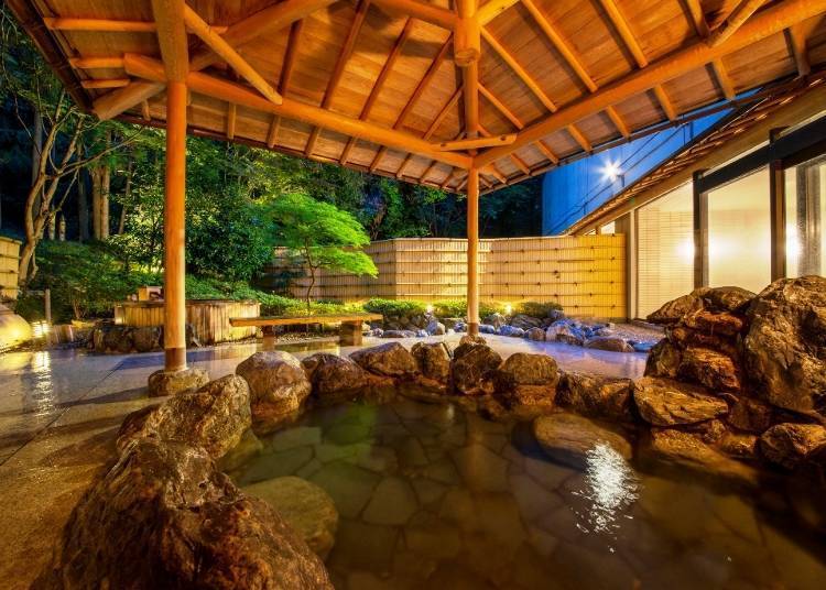 大浴场里的森林庭园露天浴池