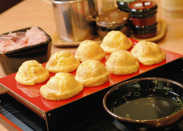 2. Try fluffy Akashi-yaki dipped in broth!