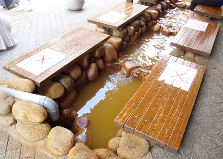 「金の湯」の隣りにある金泉の足湯。三羽のカラスが水浴びをした赤い水は金泉のこと
