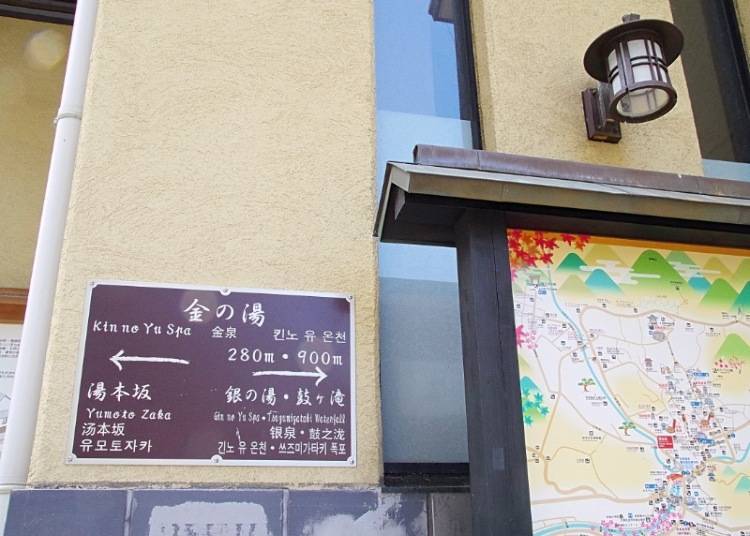 街上的指示看板有標註多國語言