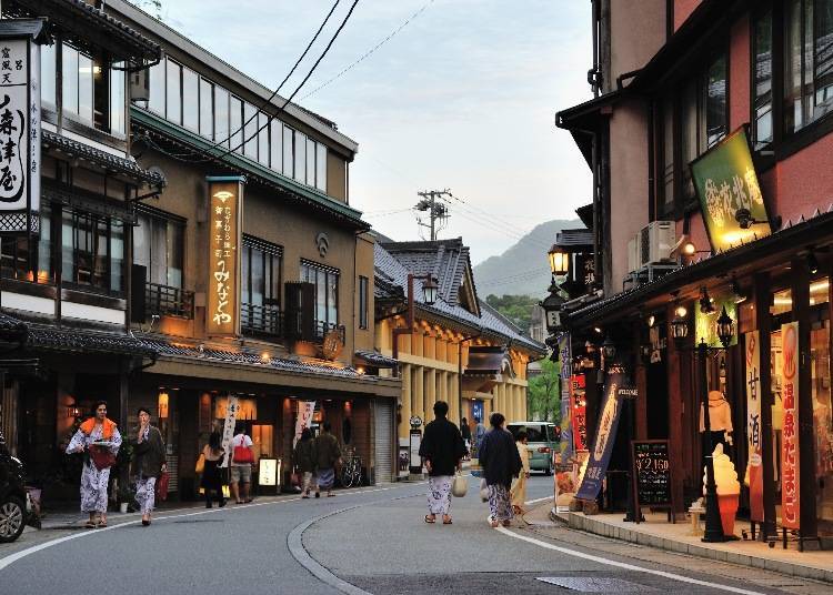 Visitors walking in the hot spring town (Photo: Toyooka City)