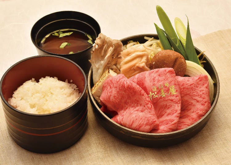 牛肉火鍋料理含稅1,998～4,968日圓（價格依肉的部位有所不同）