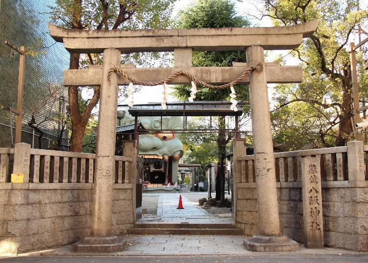 2. Namba Yasaka Shrine in Osaka: The Imposing Shishi-dono Guardian