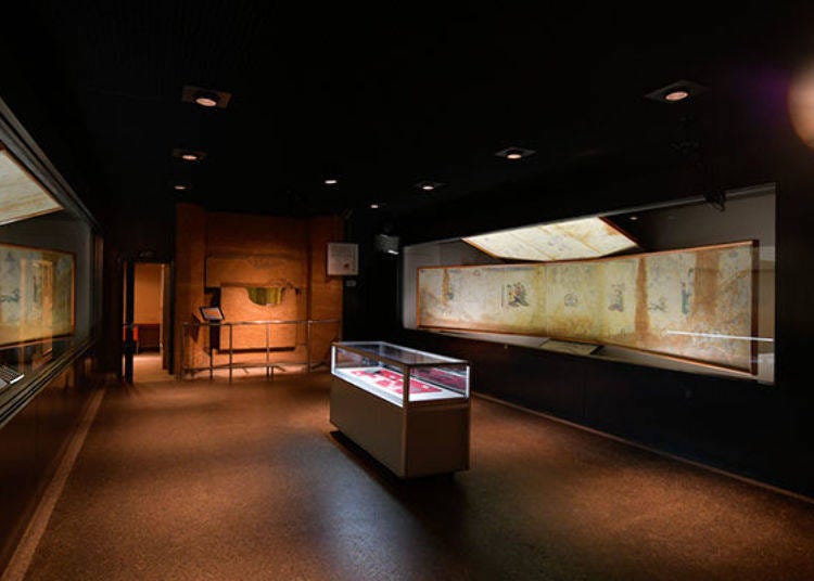▲Inside the museum: the mural displayed on the right is a replica, faithful to the original, and the one on the left has been partially restored to make the images more visible復原「復原摹寫」（照片左方）作品。