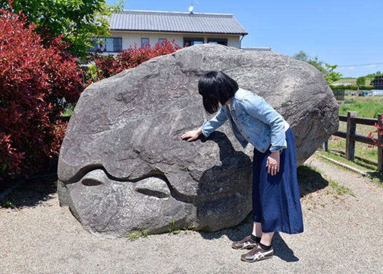 ▲The size of the stone, as compared to our writer! It is 165cm tall, 4m in length, 2m in width, and 2m in height.