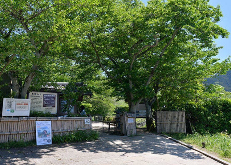 ▲For a paid tour of the Ishibutai Kofun, general entry is 300 yen for adults, and 100 yen for elementary and high school students (all prices include tax).