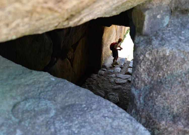 ▲Approaching to take a look through the crevice of the stone and... huh? What is this deep huge space at the bottom!?