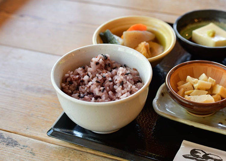 ▲The Ancient Rice Set Meal focuses on serving ancient rice and includes 7 hearty dishes such as fried chicken, seasonal vegetable stews, and salads, all served in small bowls. The plate also features homemade pickled ginger and locally famous Asuka Ruby strawberries.