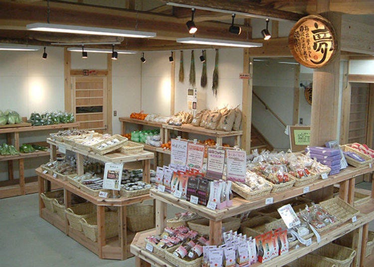 ▲You can buy locally grown fruits and vegetables, as well as handmade local processed foods and other goods on the 1st floor. Please be sure to check out this floor as well. (Photo courtesy of Asuka Yumeichi, Yumeichi Chaya)