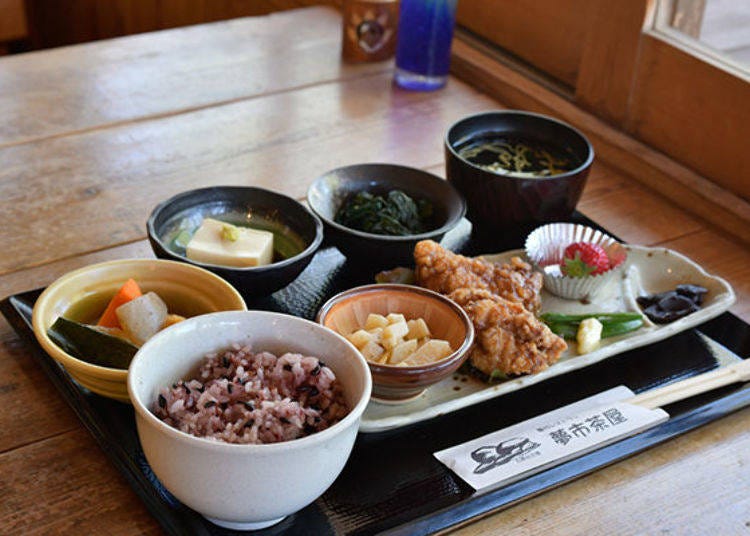 ▲After ordering and paying from the counter seat, the meal was soon brought out. Here is Kodaimai Gozen, the Ancient Wild Rice Meal!