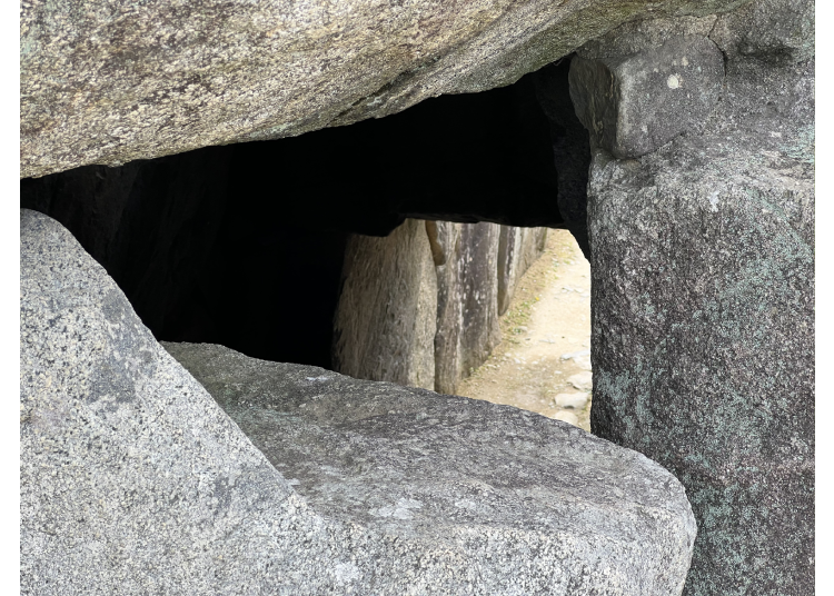 ▲You can peek through this side gap to see the entrance of the tomb—it also makes for a great photo spot if a friend captures you walking in from here!