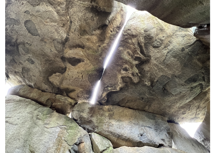 ▲Light streaming in through the ceiling stones of the tomb adds a mystical touch to the atmosphere inside.