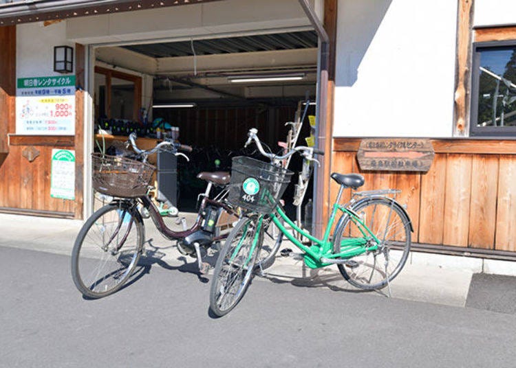 ▲左邊為電動腳踏車、右邊則為一般的腳踏車。一般腳踏車從小朋友到大人騎乘的尺寸共準備了5種尺寸。