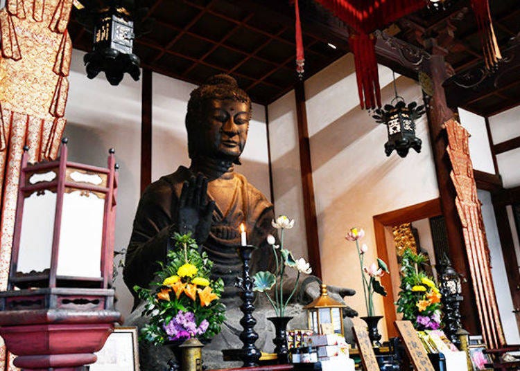 ▲日本歷史最悠久的佛像・飛鳥大佛，使用了重約15 t的銅所建造出高約3 m的佛像。據傳建造當時全身塗覆了約30 kg的黃金。