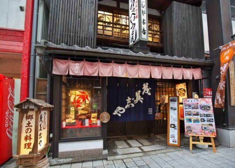▲The shop, a renovated tenement house, stretches way towards the back in a structure form called “unagi no nedoko,” or “bed of eels.”