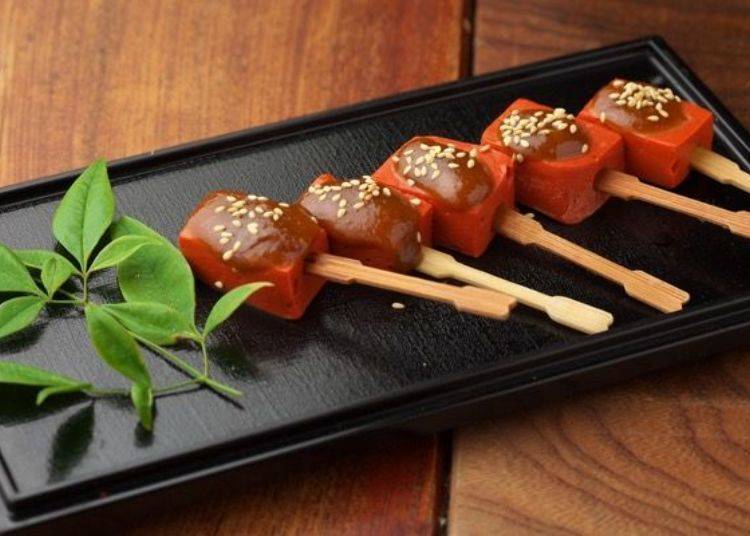 ▲A dish that combines the chewy texture of Red Konnyaku with the sweet miso flavor of the dengaku (miso-coated skewer dish)