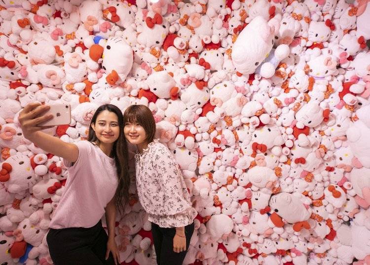 Don't miss this wall-to-wall Hello Kitty room! This super-popular photo spot lies at the Palace Entrance, the entrance to Ryugu Castle! (Photo courtesy of HELLO KITTY SMILE / ©2022 SANRIO CO., LTD. APPROVAL NO. L621898)