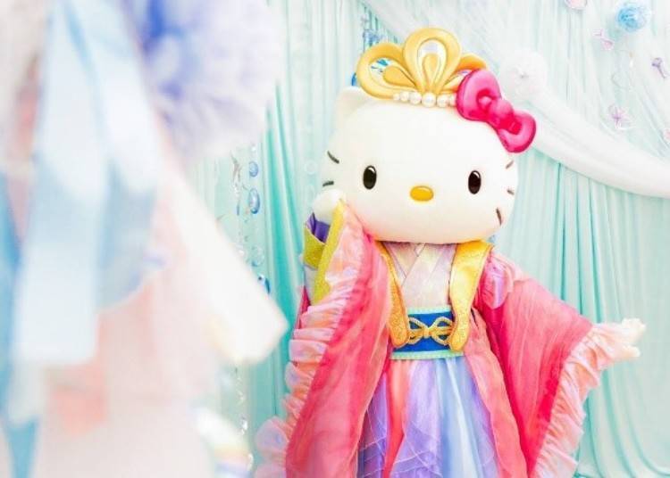In Hello Kitty's Room, Hello Kitty welcomes each visitor individually. Strike a matching pose, and smile for another photo! (Photo courtesy of HELLO KITTY SMILE / ©2022 SANRIO CO., LTD. APPROVAL NO. L621898)