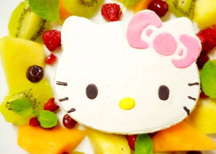 The popular Hello Kitty Cake (2,530 yen, limited quantities), only available here. For an additional 330 yen, you can throw in your favorite drink!  (Photo courtesy of HELLO KITTY SMILE / ©2022 SANRIO CO., LTD. APPROVAL NO. L621898)