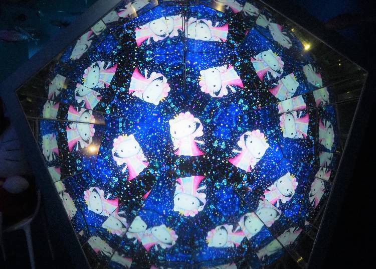 ▲在「UNDER PALACE」的巨大萬花筒之中，和燈光一起出現的HELLO KITTY © 2022 SANRIO CO., LTD. APPROVAL NO. L621898