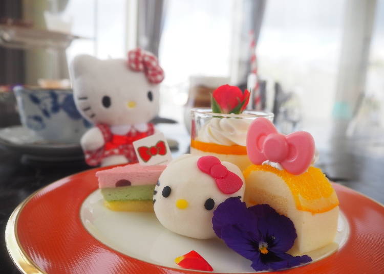 ▲裝飾花朵是可以吃的食用花，可以品嚐看看唷 © 2022 SANRIO CO., LTD. APPROVAL NO. L621898