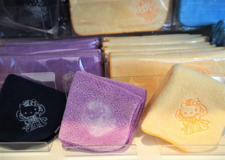 ▲高品質的毛巾手帕（各1,100日圓）。有黃、紫、黑、粉紅、藍色等5種顏色，上面繡著乙姬模樣的HELLO KITTY © 2022 SANRIO CO., LTD. APPROVAL NO. L621898