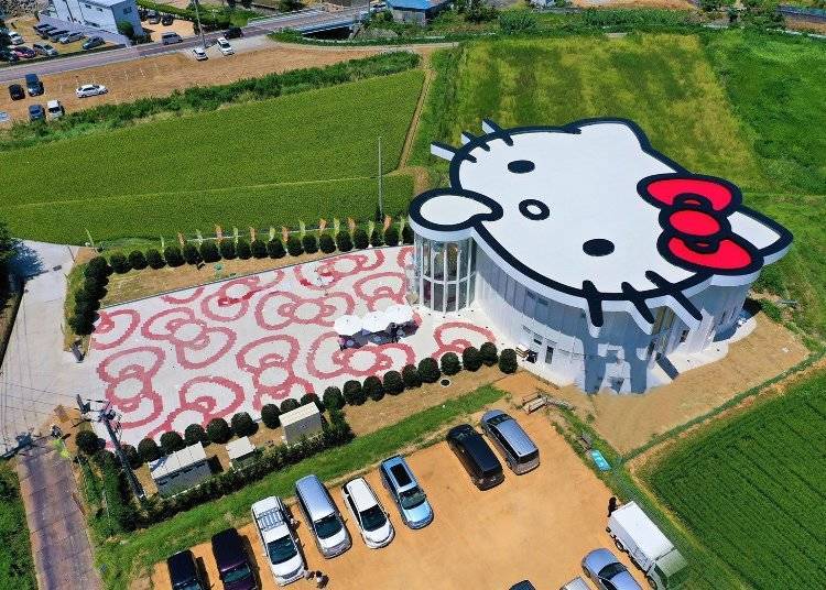 ▲田中間突然出現的HELLO KITTY！（照片提供:HELLO KITTY SMILE） © 2022 SANRIO CO., LTD. APPROVAL NO. L621898