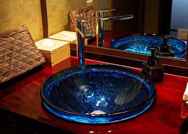 ▲A custom designed lacquer washbasin