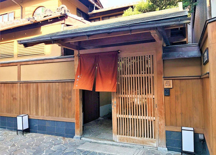 這裡便是旅館的入口。乍看之下很有日式料理店的氛圍，可以感受到京都的風情呢！