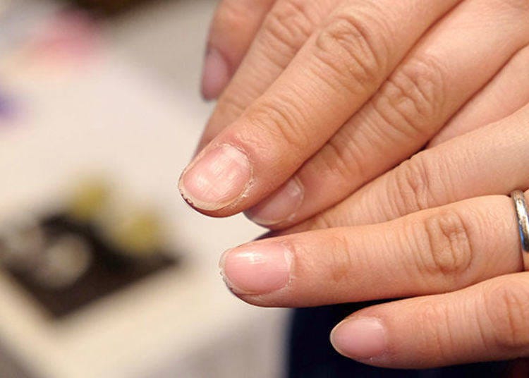 Ms. Mari’s serrated fingernails. This is how she draws the silk thread for weaving.