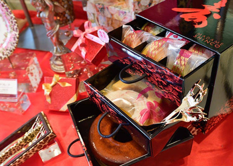 ▲店鋪限量販售且數量限定的「2019年甜點重箱禮盒（2019年スイーツお重）」（9,000日圓・含稅）是在三層禮盒中裝進了各種口味的年輪蛋糕、糕點及獨創的叉具組。