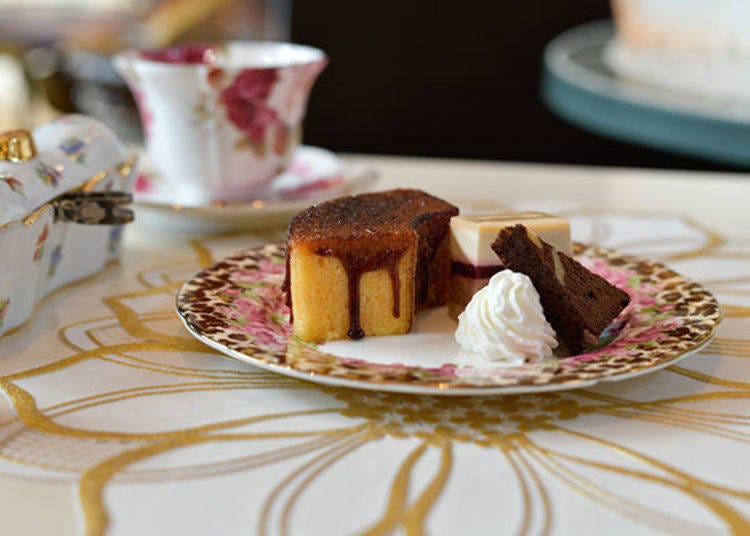 ▲炙燒後再盛裝於餐盤上，端於顧客的餐桌前。這天每日替換的甜點內容是伯爵茶慕斯蛋糕與巧克力蛋糕。