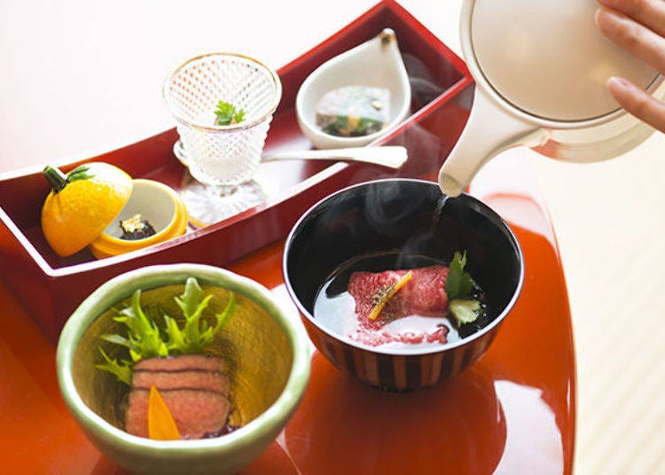 ▲「壽喜燒饗宴套餐 松」的料理擺放於輪島塗工藝的圓桌上。