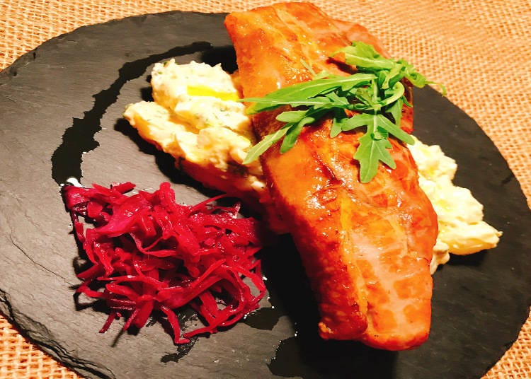 名物!三元豚の燻製 ポテサラのソース(写真提供:イタリアンダイニング&カフェ DECO)