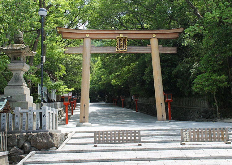 A short walk from Hiraoka Station on the Kintetsu Nara Line. Located on the east side of the station, you can see the torii as soon as you leave the station