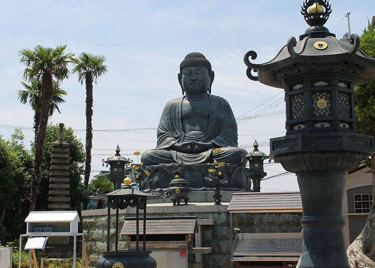 On the approach road is Ishikiri Daibutsu, the third largest in Japan. Many people take selfies here