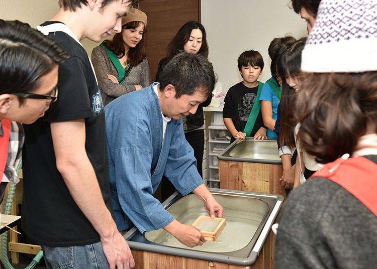 "Paper making experience" 2,800 yen (excluding tax). Use a wooden frame to scoop paper. The process of leveling the base paper used as material is interesting